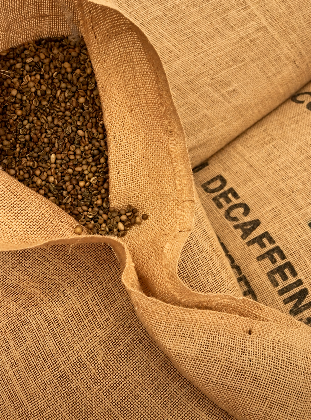 Café verde descafeinado en sacos de yute